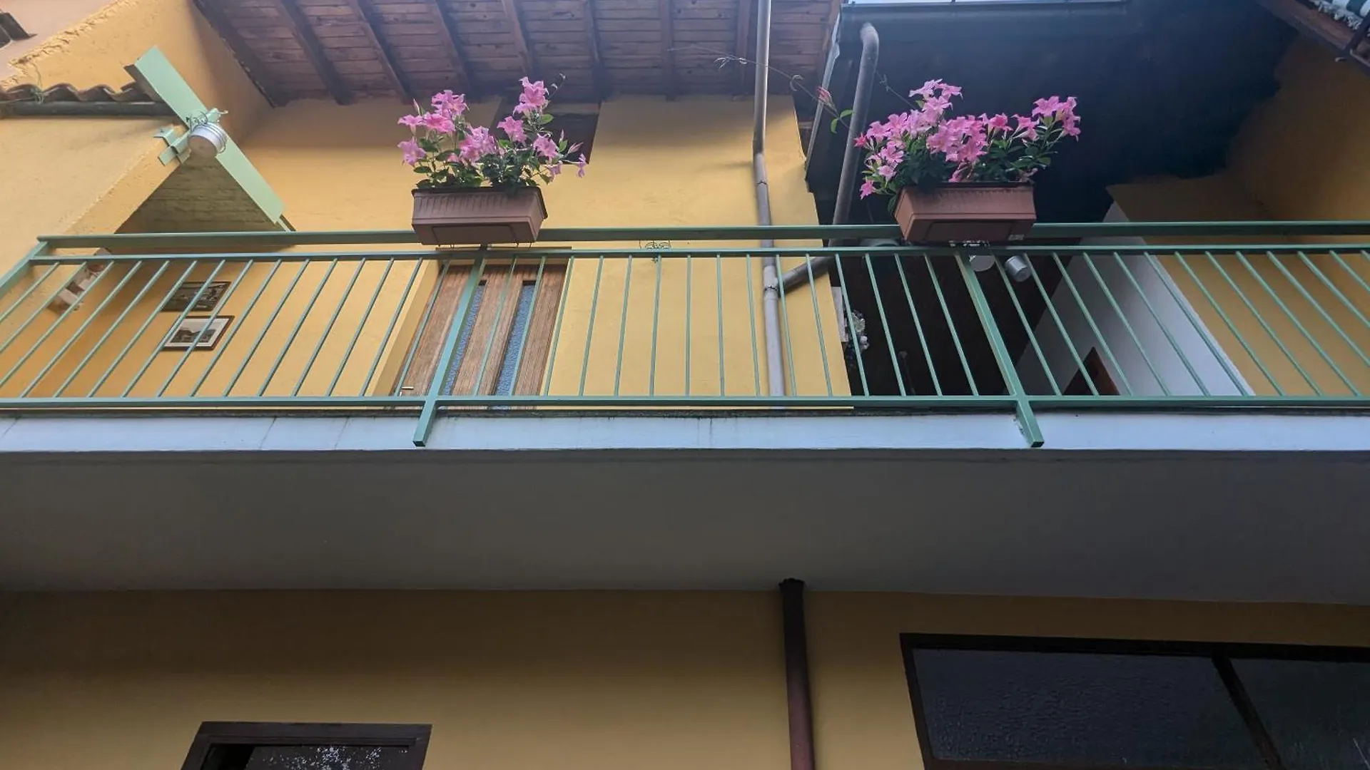 La Casa Sul Lago Angera 0*,  Italia